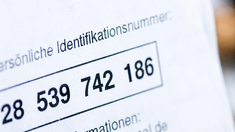 KI-generiertes Foto mit Close-up auf ein Papierdokument, das am oberen Rand eine nach Zufallsprinzip erzeugte Steuer-Identifikationsnummer anzeigt